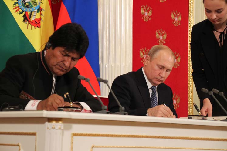 Resultado de imagem para Evo Morales e Putin assinam acordos para investimentos no Brasil